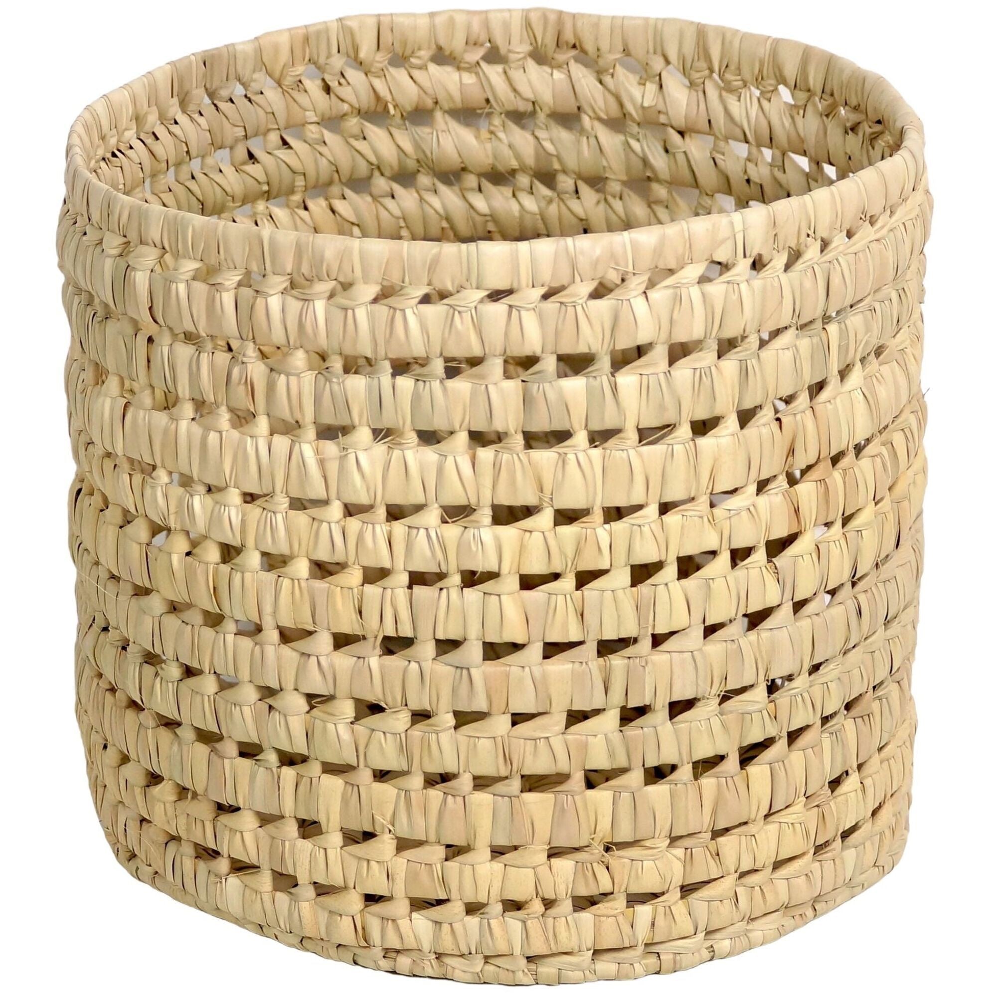Round basket in palm leaf