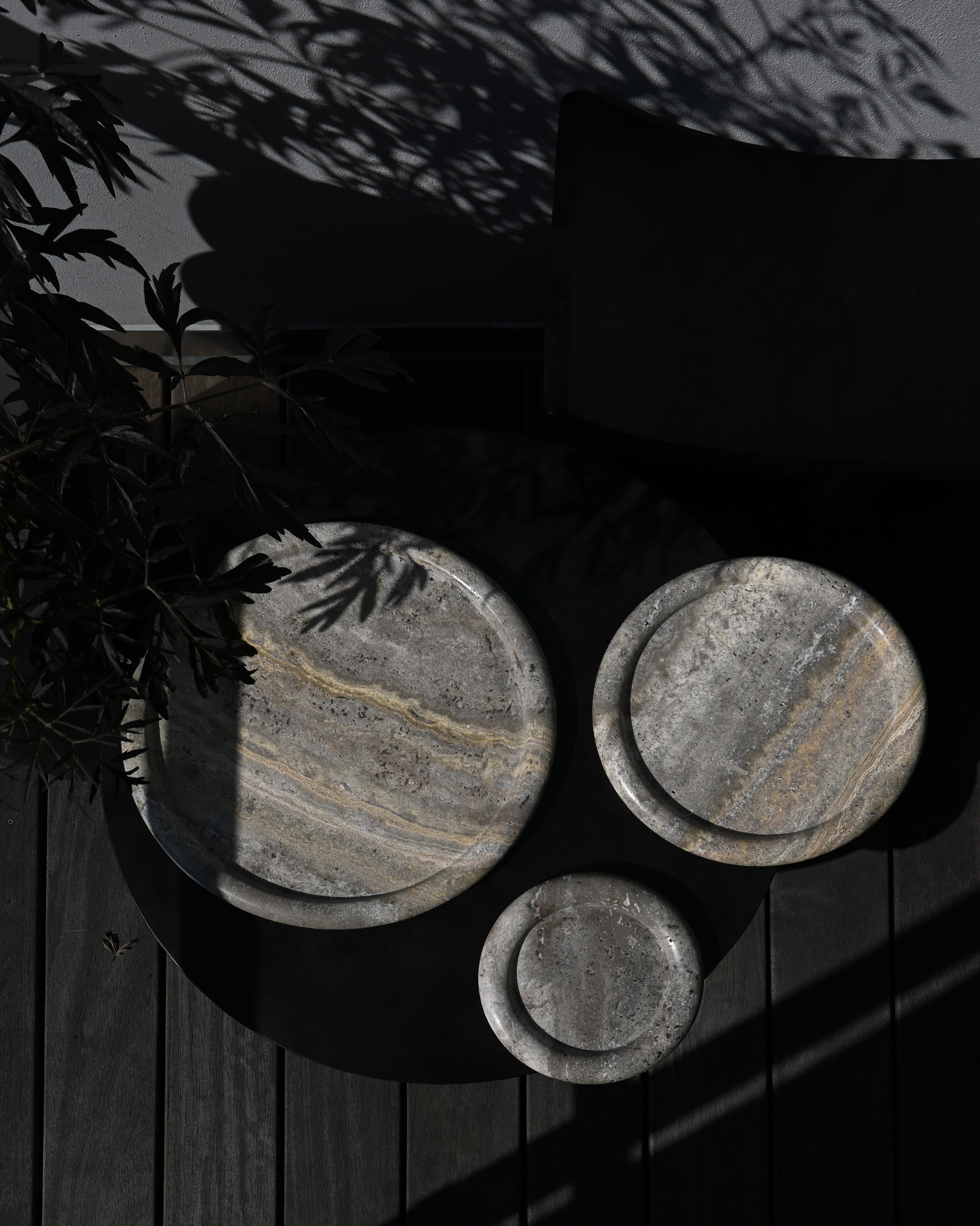 Plateau Enkei en travertin gris