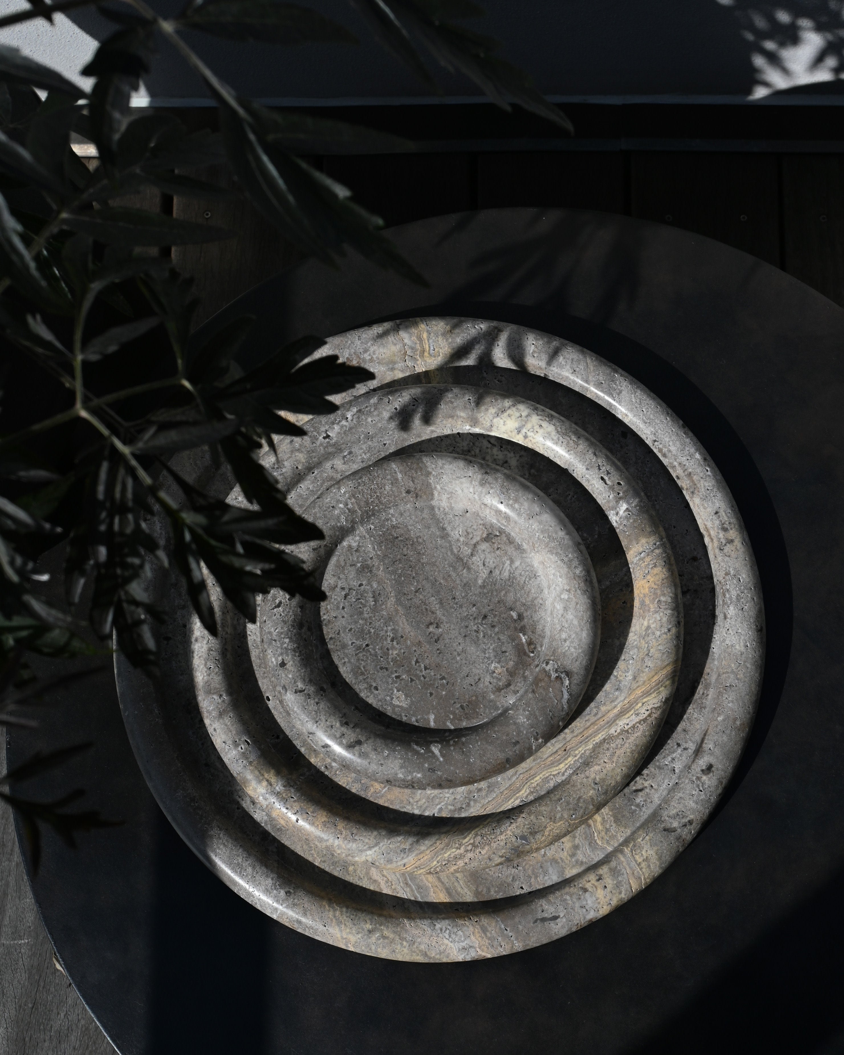 Plateau Enkei en travertin gris