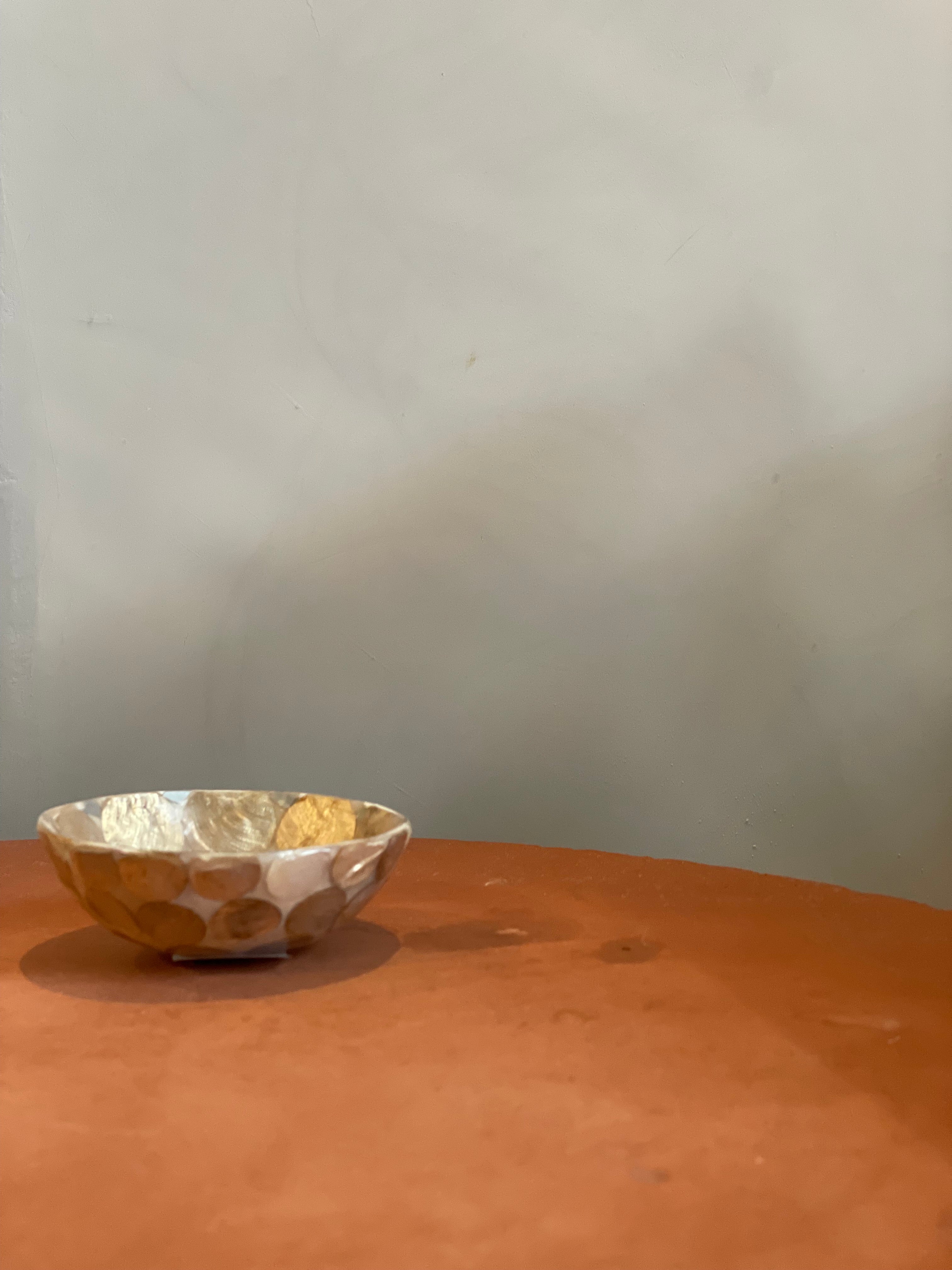 Kommetje van hars met Capiz schelpen