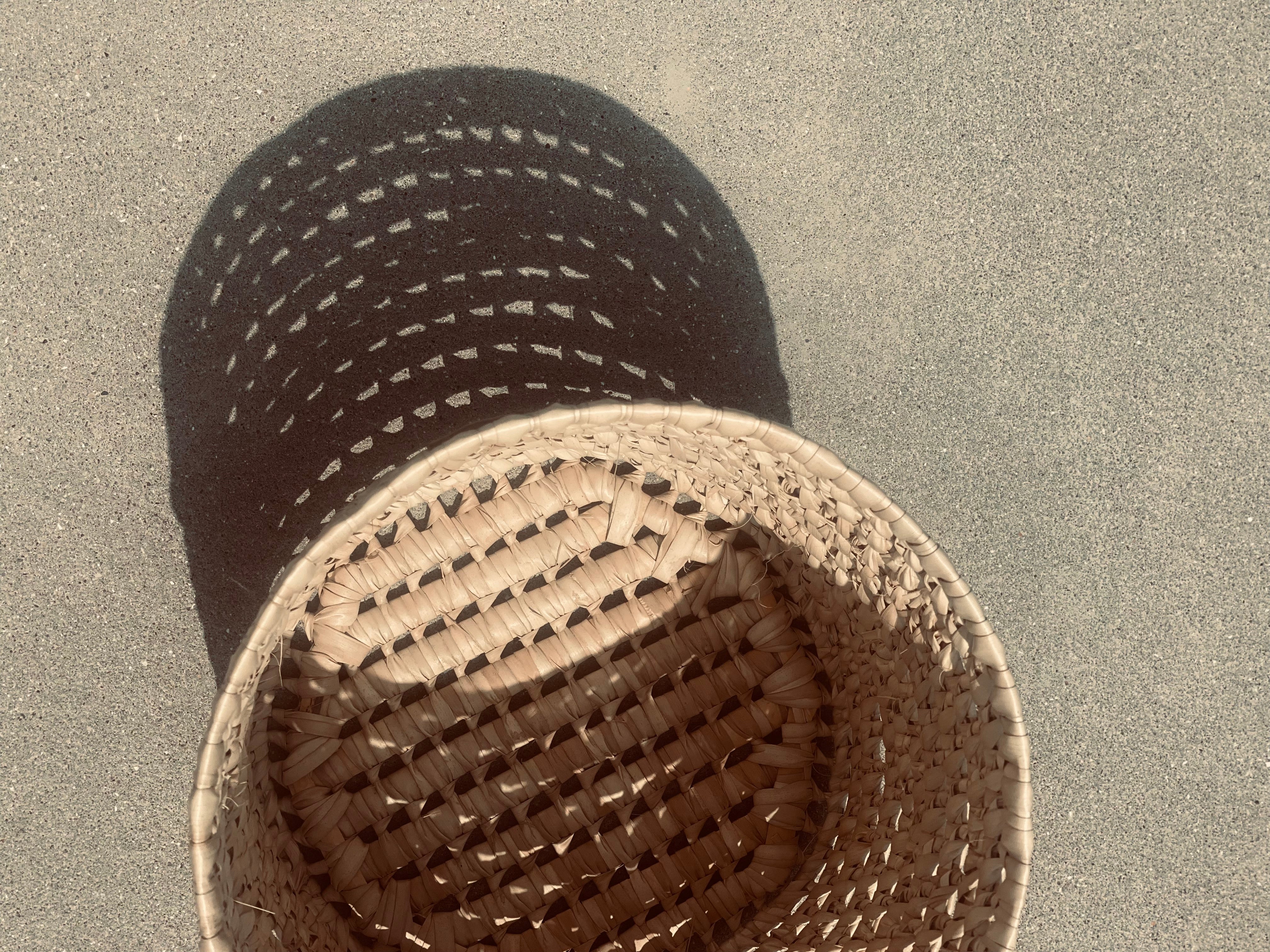 Round basket in palm leaf