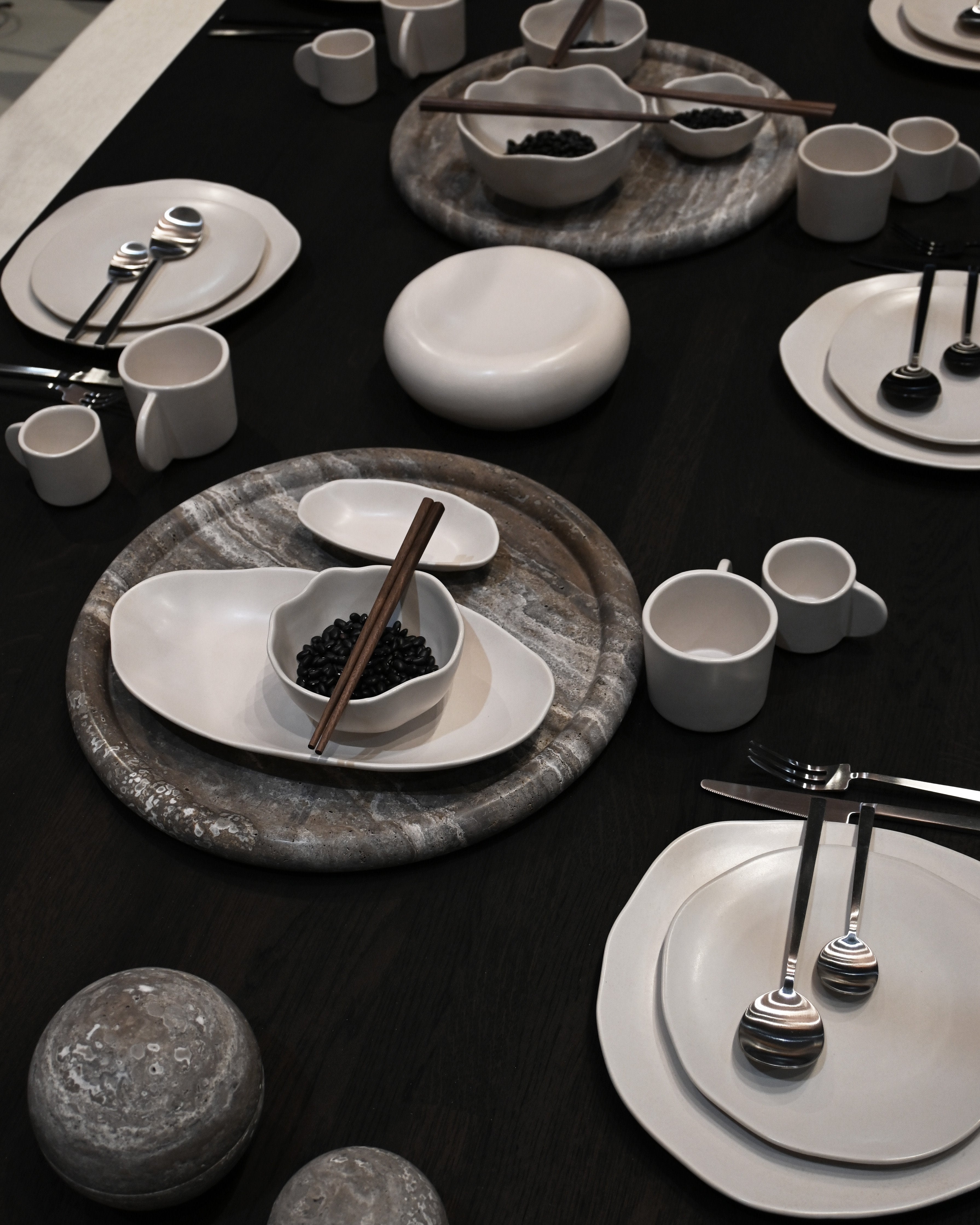 Plateau Enkei en travertin gris
