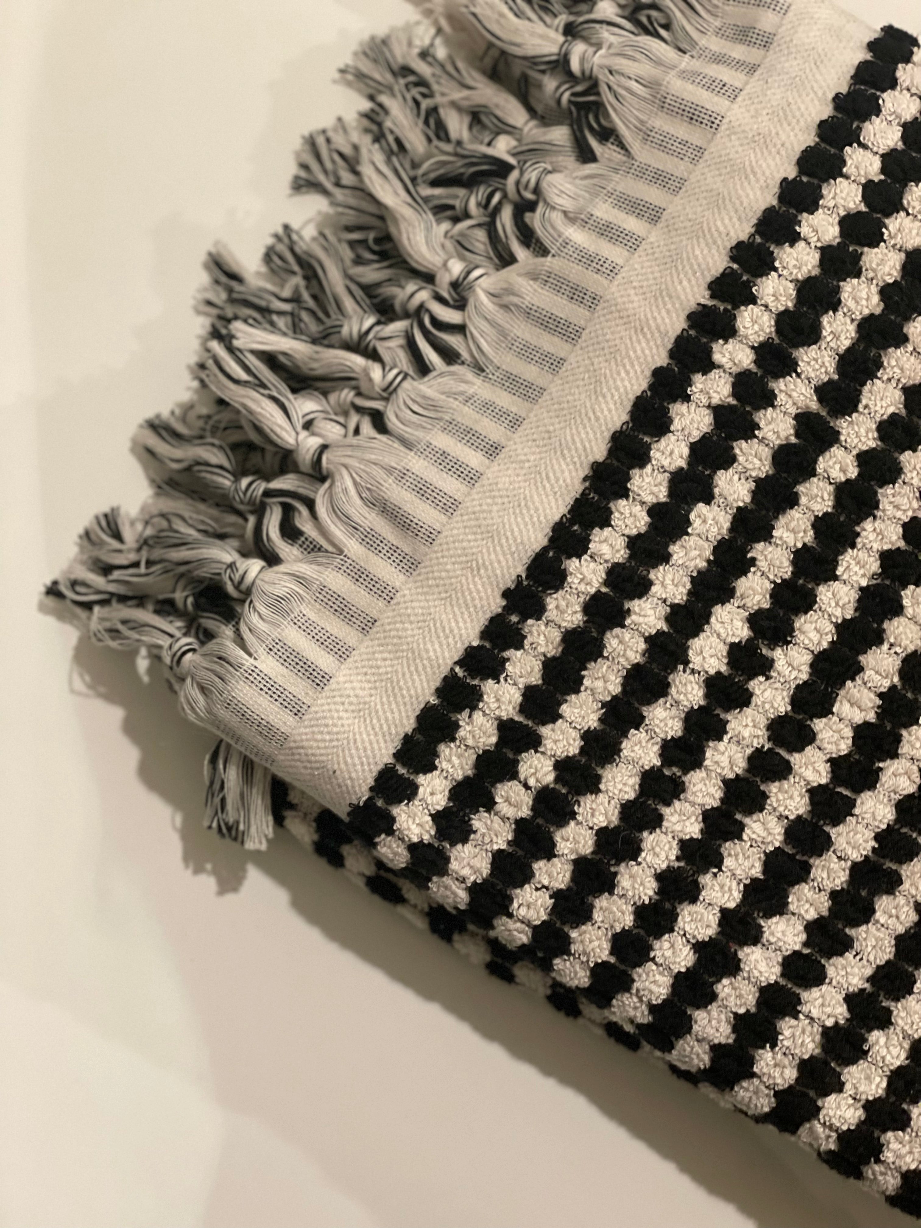 Pom pom handdoek zwart-wit