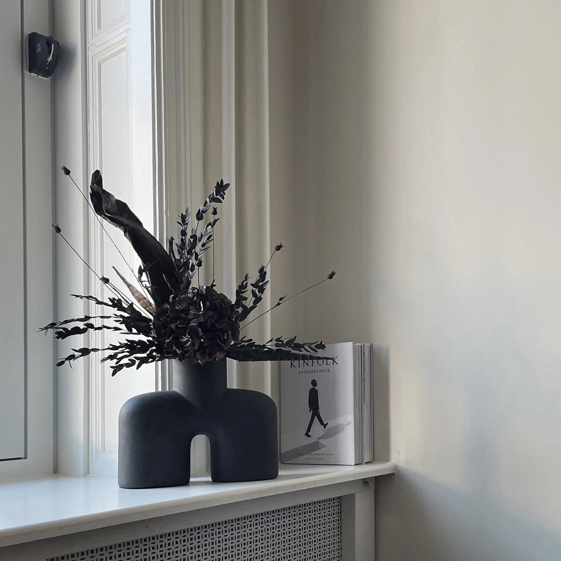 Cobra Vase - Uno Medio - Black