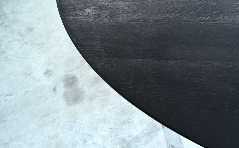 Oval shaped dining table Nero
