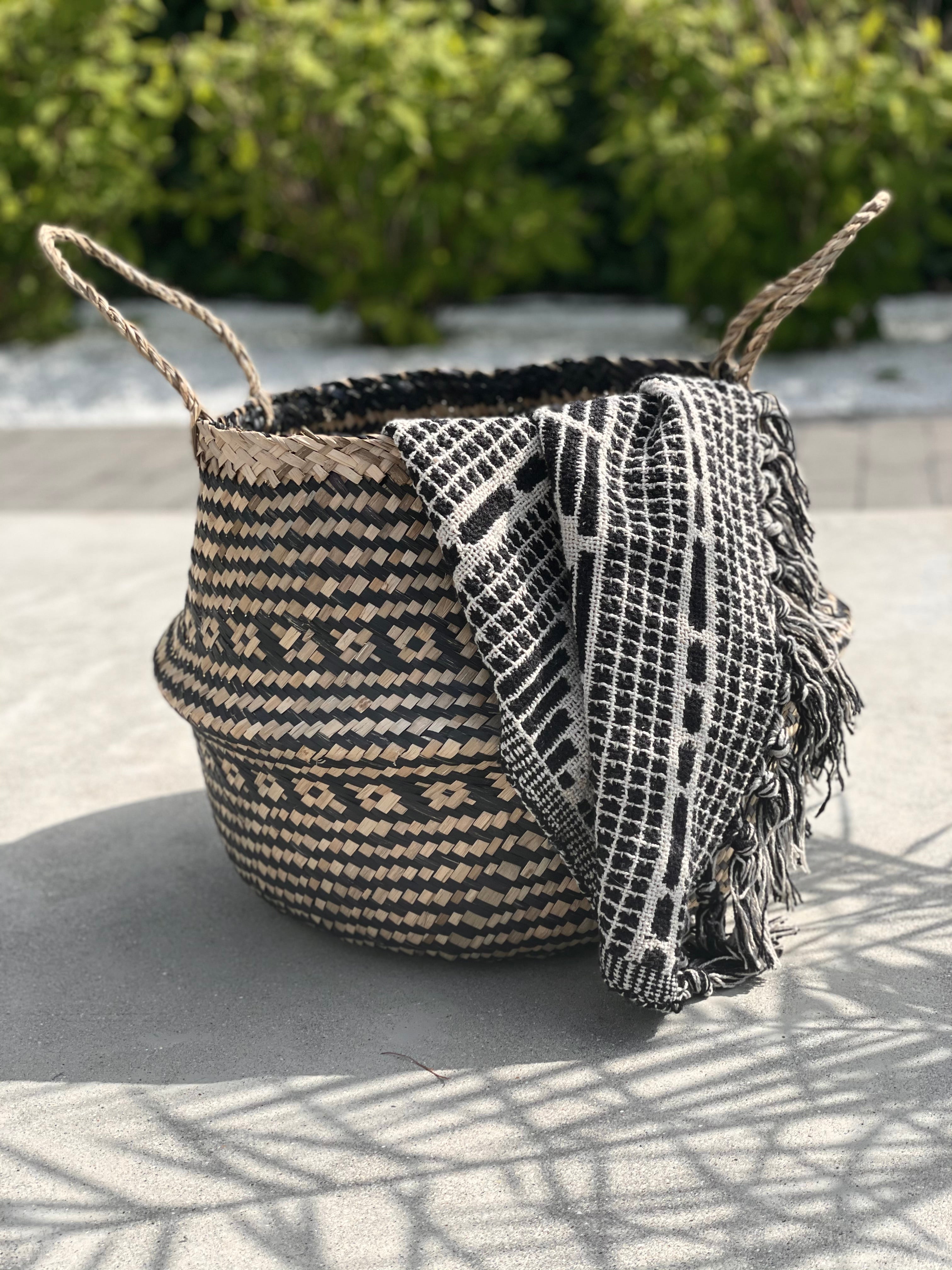 Storage basket in black seagrass