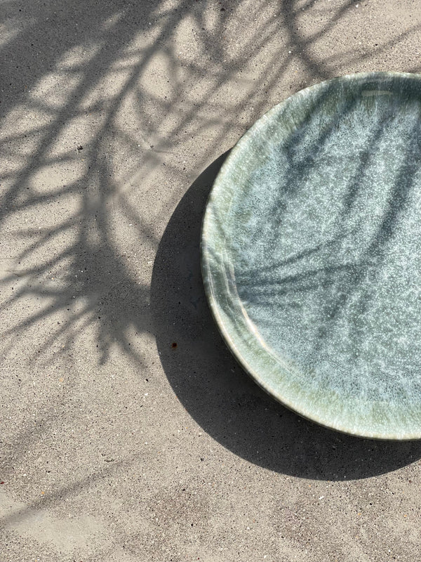 Reactive winter plate