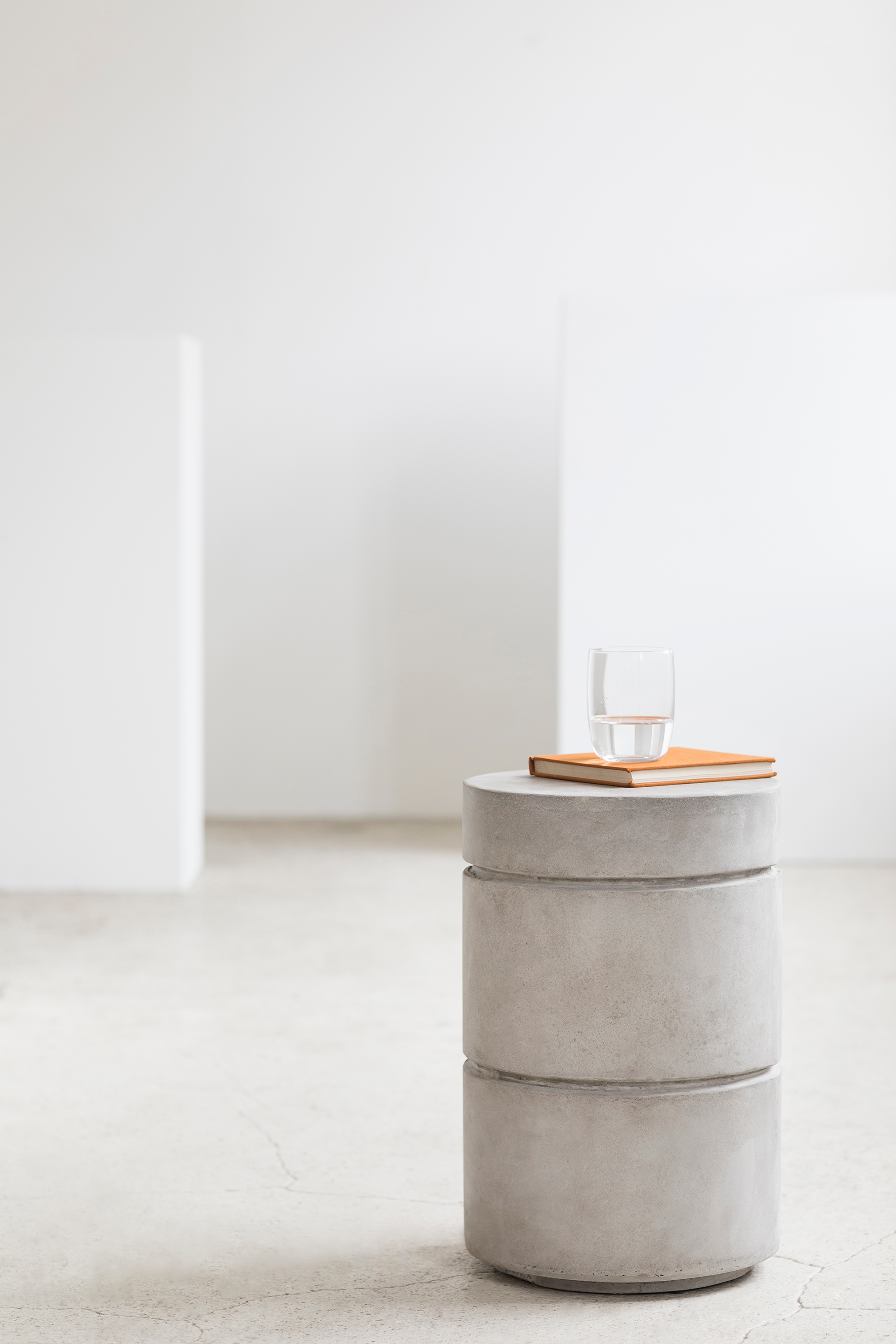 Round concrete stool Marie Michielssen